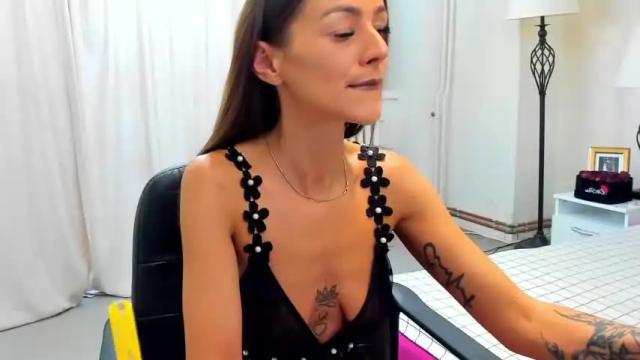 Image 2 of elle_dior Stream on Chaturbate on 19 months ago
