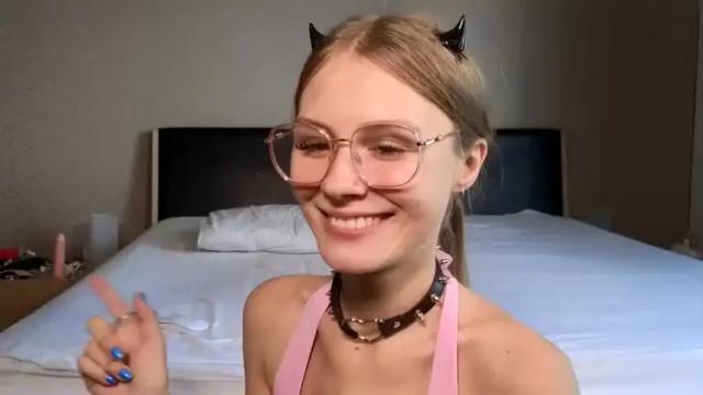 Image 6 of ellie_mcqueen Stream on Chaturbate on 17 months ago