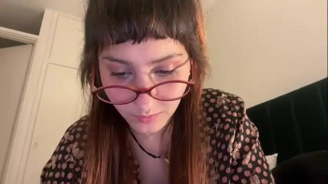 Image 4 of ellie_solee Stream on Chaturbate on 6 months ago