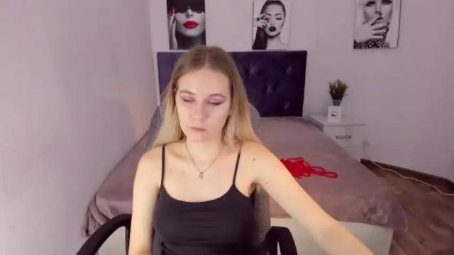 Image 2 of elliebarns Stream on Chaturbate on 15 months ago