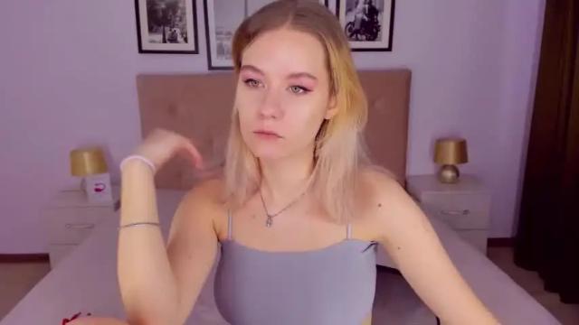 Image 2 of elliebarns Stream on Chaturbate on 15 months ago