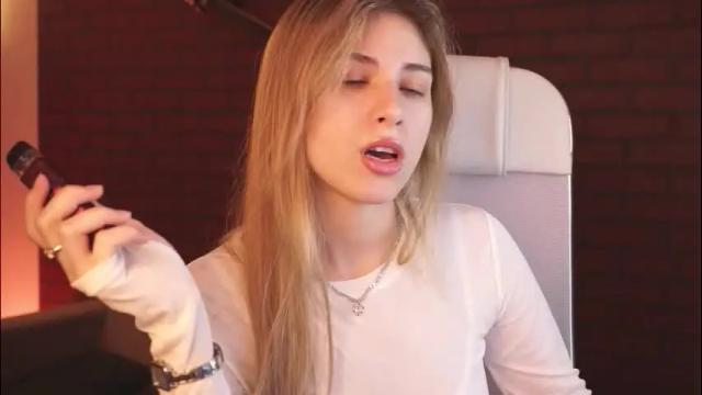 Image 7 of elliecutes Stream on Chaturbate on 1 month ago