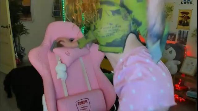 Image 7 of elly_milas Stream on Chaturbate on 1 month ago