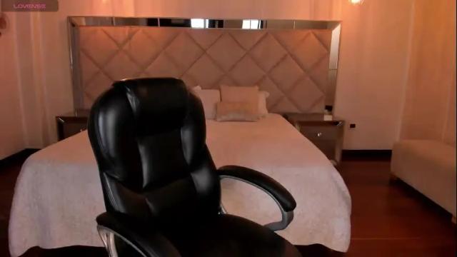 Image 3 of eloisaolivero Stream on Chaturbate on 18 days ago