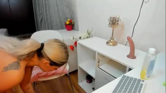 Image 12 of elsagloww Stream on Chaturbate on 19 days ago