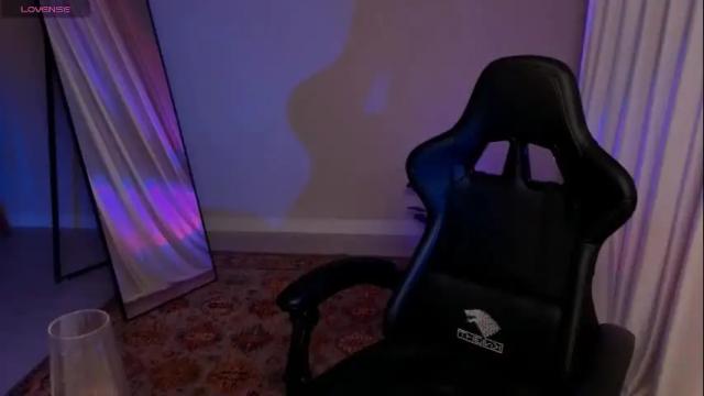 Image 3 of elsie_ginger Stream on Chaturbate on 6 months ago