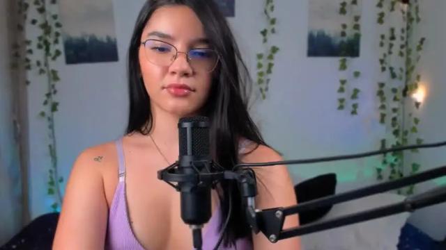 Image 2 of ema_roberts Stream on Chaturbate on 18 months ago