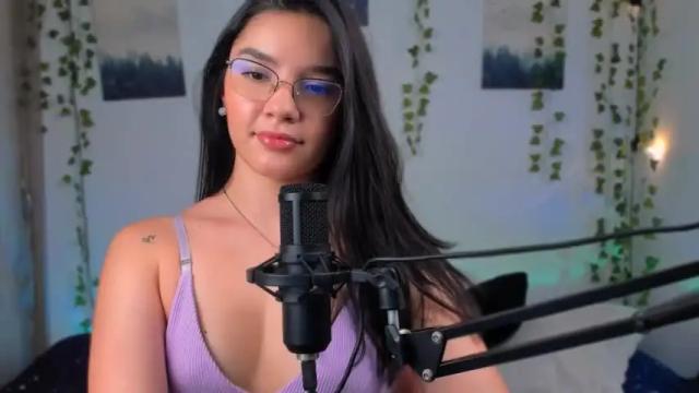 Image 3 of ema_roberts Stream on Chaturbate on 18 months ago