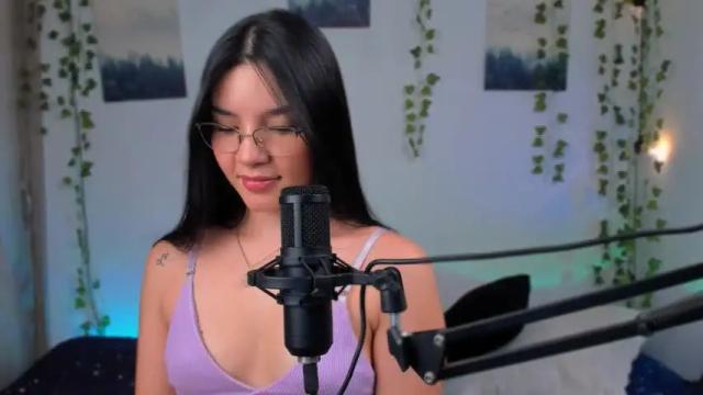 Image 4 of ema_roberts Stream on Chaturbate on 18 months ago