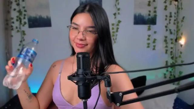 Image 7 of ema_roberts Stream on Chaturbate on 18 months ago