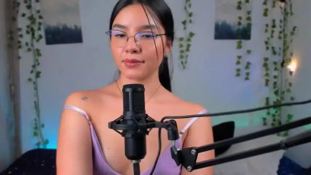 Image 8 of ema_roberts Stream on Chaturbate on 18 months ago