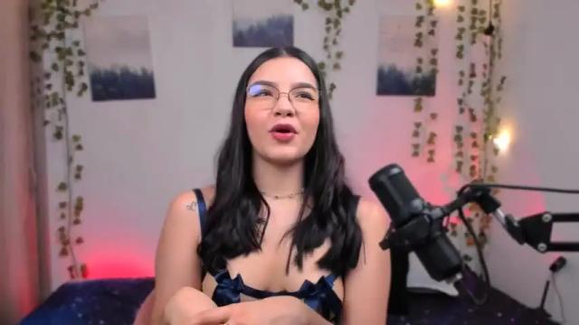 Image 2 of ema_roberts Stream on Chaturbate on 18 months ago