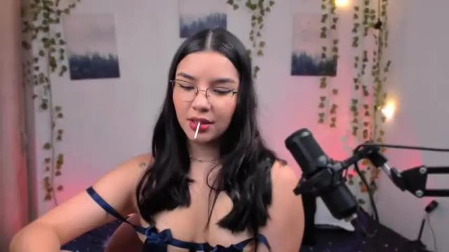 Image 4 of ema_roberts Stream on Chaturbate on 18 months ago
