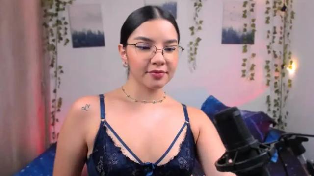 Image 2 of ema_roberts Stream on Chaturbate on 17 months ago