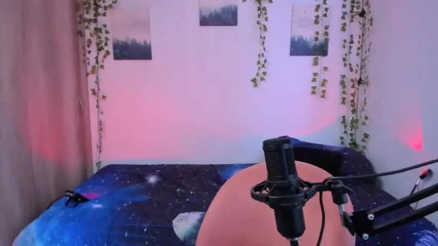 Image 11 of ema_roberts Stream on Chaturbate on 17 months ago