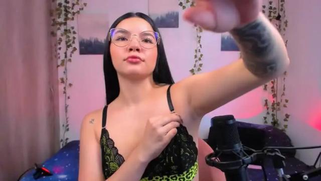 Image 2 of ema_roberts Stream on Chaturbate on 17 months ago