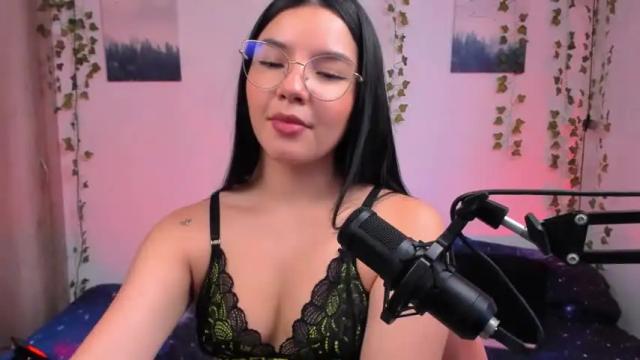 Image 7 of ema_roberts Stream on Chaturbate on 17 months ago