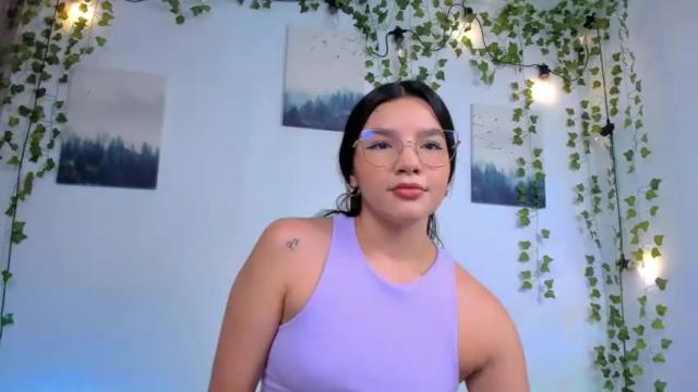 Image 4 of ema_roberts Stream on Chaturbate on 16 months ago
