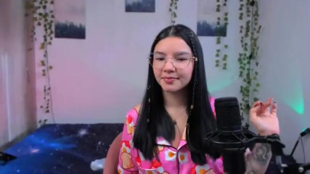 Image 4 of ema_roberts Stream on Chaturbate on 16 months ago