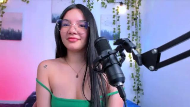Image 11 of ema_roberts Stream on Chaturbate on 14 months ago