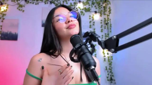Image 2 of ema_roberts Stream on Chaturbate on 14 months ago