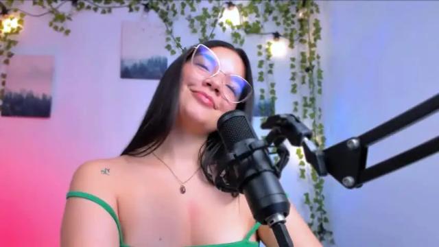 Image 3 of ema_roberts Stream on Chaturbate on 14 months ago