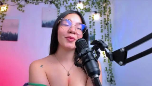 Image 4 of ema_roberts Stream on Chaturbate on 14 months ago