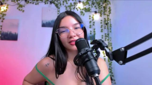 Image 6 of ema_roberts Stream on Chaturbate on 14 months ago