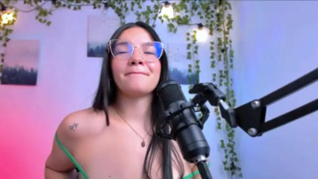 Image 7 of ema_roberts Stream on Chaturbate on 14 months ago