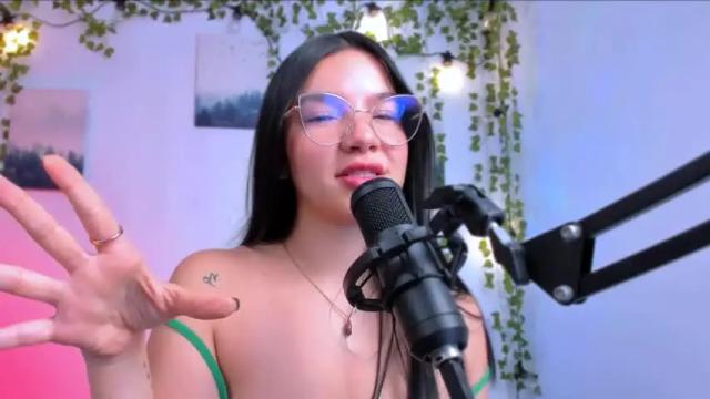 Image 8 of ema_roberts Stream on Chaturbate on 14 months ago