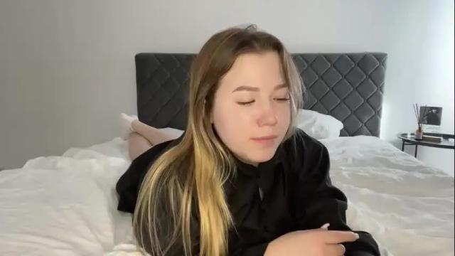 Image 4 of ember_bunny Stream on Chaturbate on 1 month ago