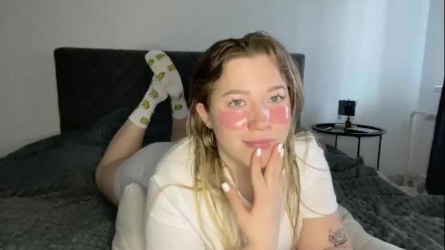 Image 3 of ember_bunny Stream on Chaturbate on 1 month ago