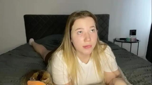 Image 3 of ember_bunny Stream on Chaturbate on 20 days ago