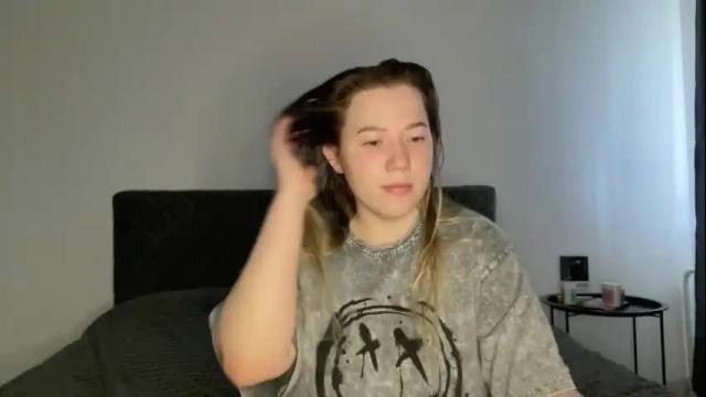 Image 2 of ember_bunny Stream on Chaturbate on 15 days ago