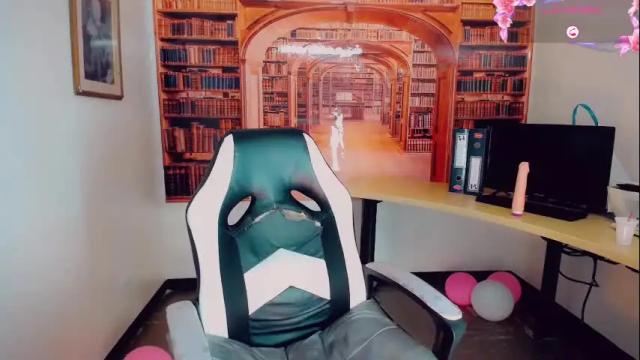Image 3 of emeli_roushot Stream on Chaturbate on 1 month ago