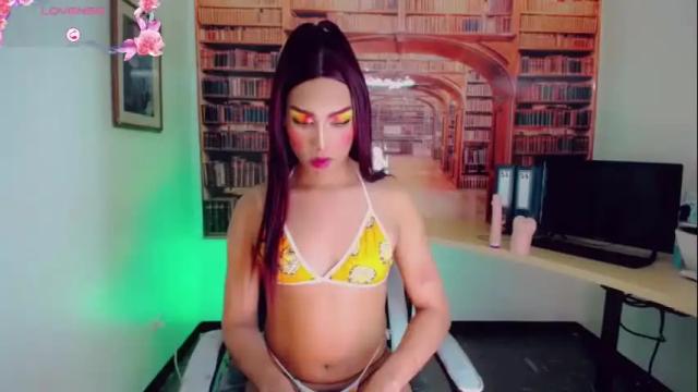Image 4 of emeli_roushot Stream on Chaturbate on 2 days ago