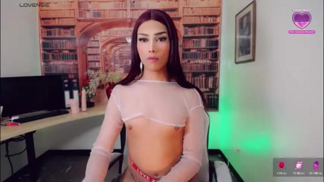 Image 2 of emeli_roushot Stream on Chaturbate on 1 month ago