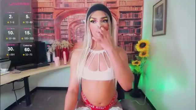 Image 4 of emeli_roushot Stream on Chaturbate on 1 month ago