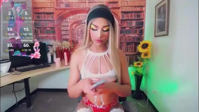 Image 6 of emeli_roushot Stream on Chaturbate on 1 month ago