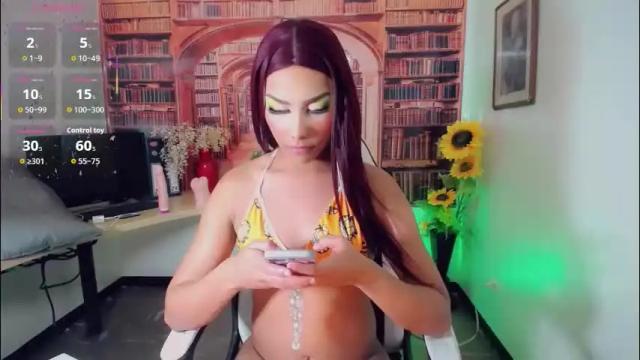 Image 10 of emeli_roushot Stream on Chaturbate on 1 month ago