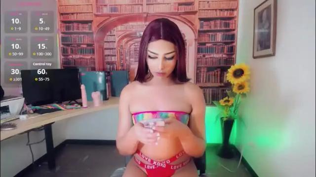Image 6 of emeli_roushot Stream on Chaturbate on 23 days ago
