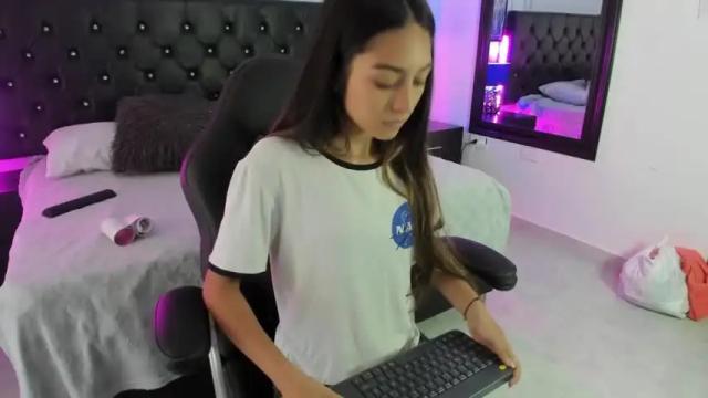 Image 6 of emelie_ch_ Stream on Chaturbate on 16 months ago