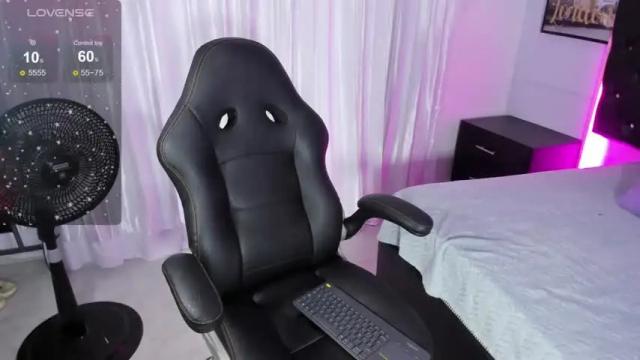 Image 4 of emelie_ch_ Stream on Chaturbate on 15 months ago
