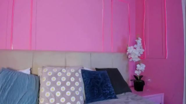 Image 3 of emelyy_carter Stream on Chaturbate on 1 month ago