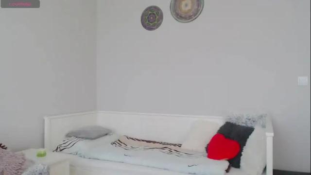 Image 3 of emerald_kittycat Stream on Chaturbate on 1 month ago