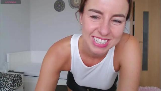 Image 3 of emerald_kittycat Stream on Chaturbate on 2 months ago