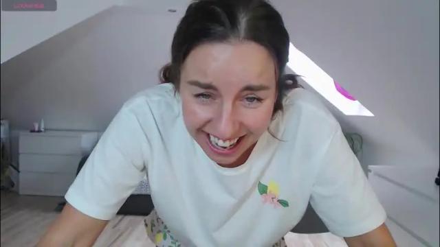 Image 10 of emerald_kittycat Stream on Chaturbate on 1 month ago