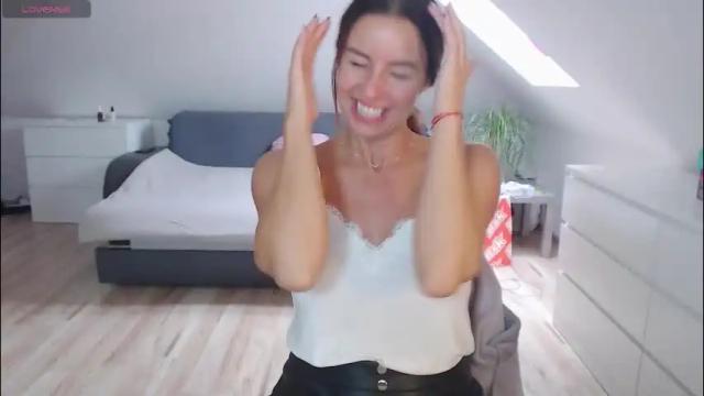 Image 2 of emerald_kittycat Stream on Chaturbate on 2 months ago