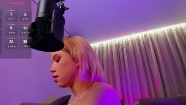 Image 4 of emi__sweet Stream on Chaturbate on 17 months ago
