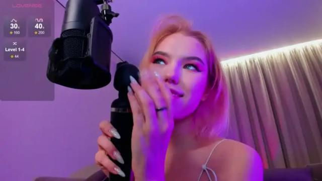 Image 6 of emi__sweet Stream on Chaturbate on 17 months ago